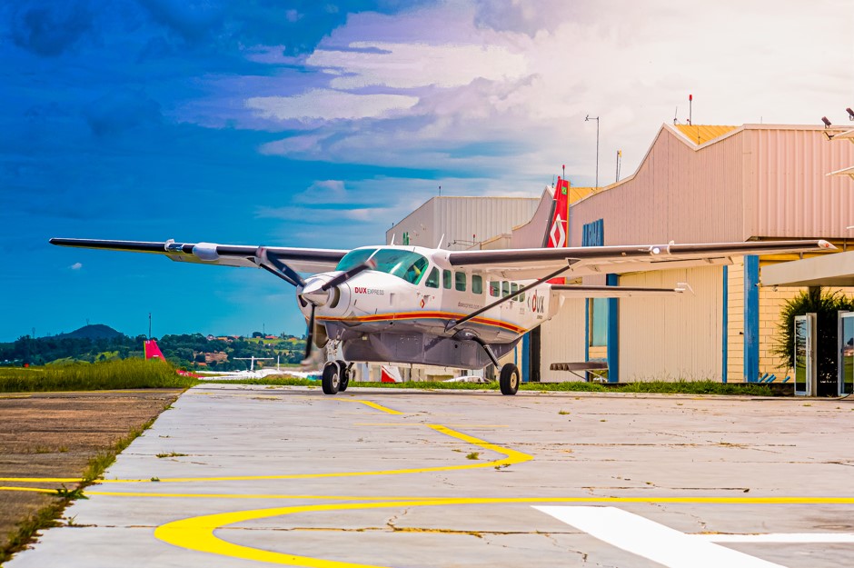 Avião da Dux Logistics em pista se preparando para realizar um frete aéreo.