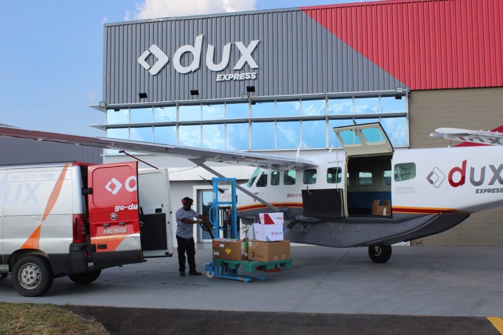 Colaborador preparando um dos aviões da Dux para levar a carga