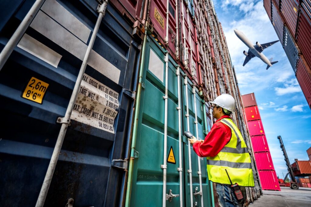 trabalhador em um ambiente típico de operações de empresas de comércio exterior.