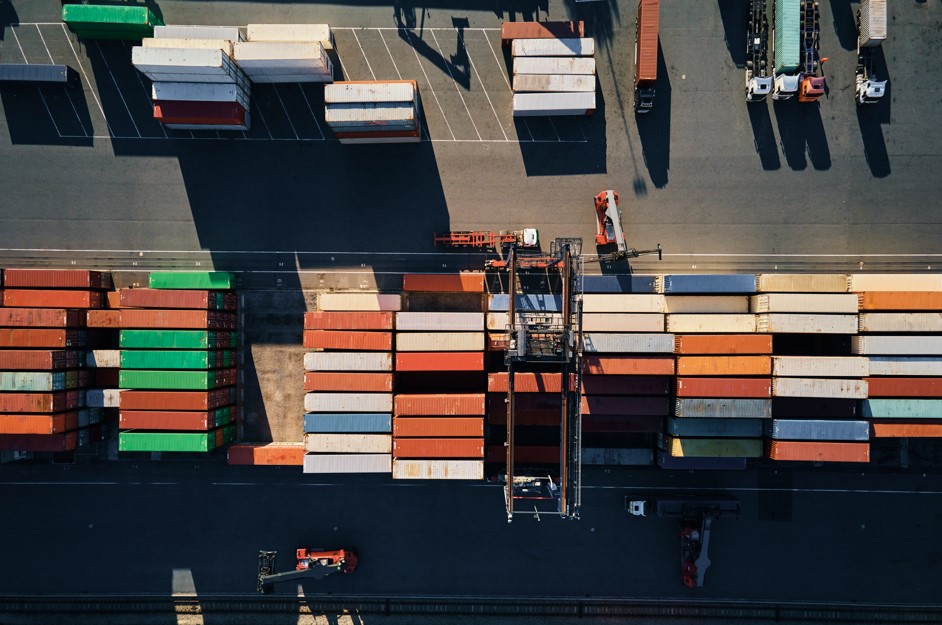 Empresa de logística em um porto realizando um processo de cross docking.