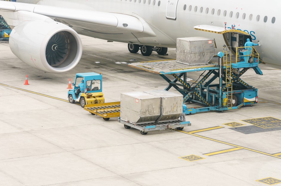 Aeronave sendo carregada e abastecida para realizar um transporte entre aeroportos de mercadorias.