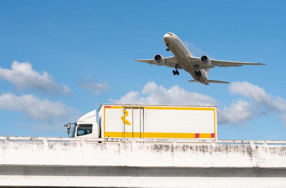 Avião e caminhão realizando um transporte rodoaéreo.