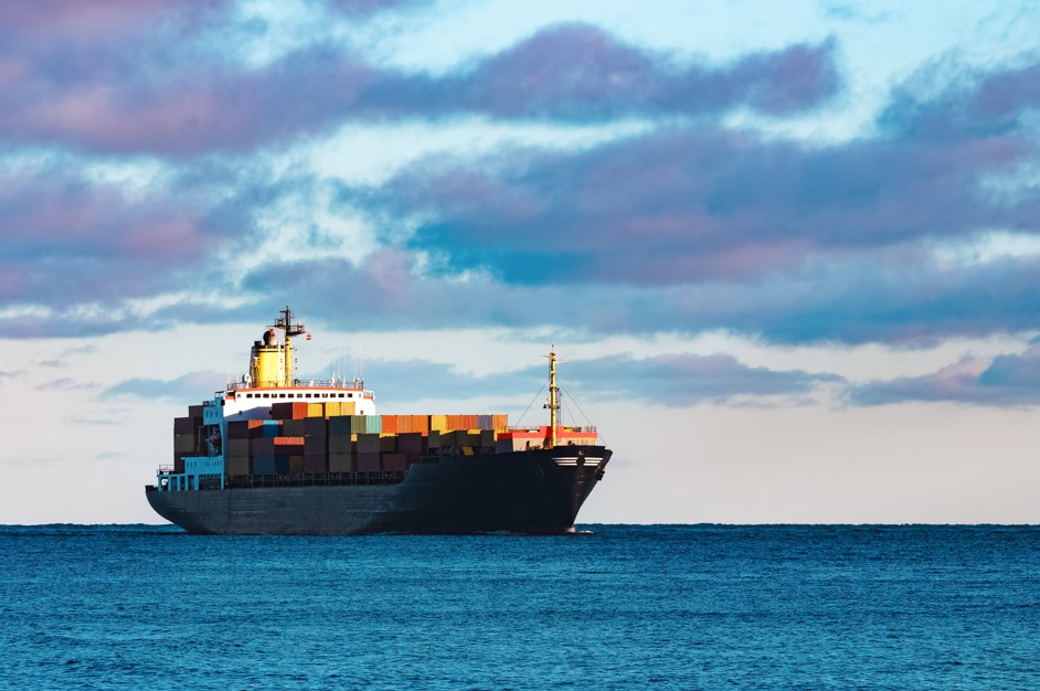 Navio de carga navegando em mar aberto e realizando o processo de cabotagem.